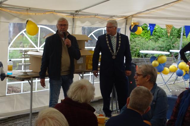 Voorzitter Jan Gils verwelkomt de leden en de burgemeester.