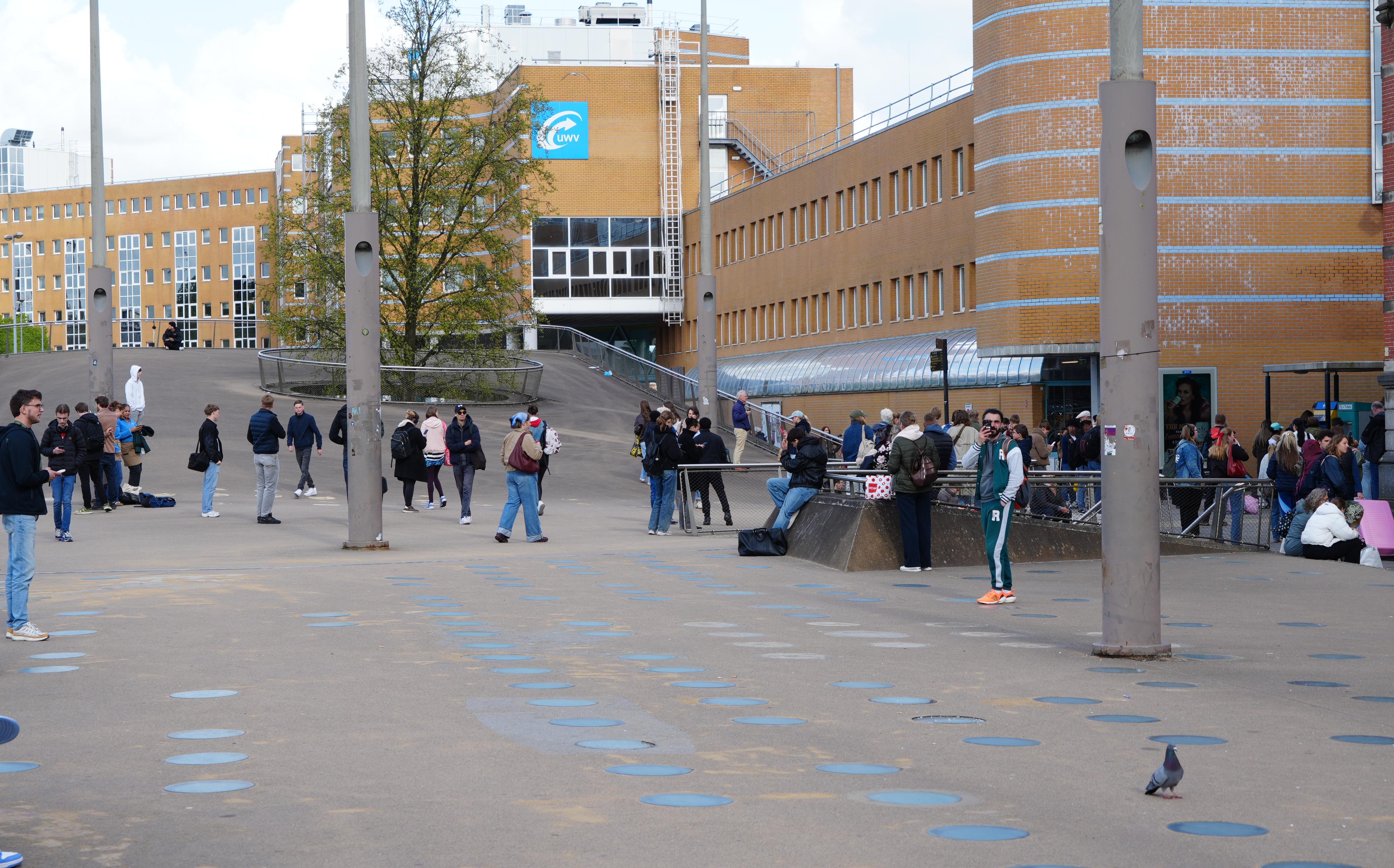 Weghens een brandalarm wordt het station in Groningen ontruimd.