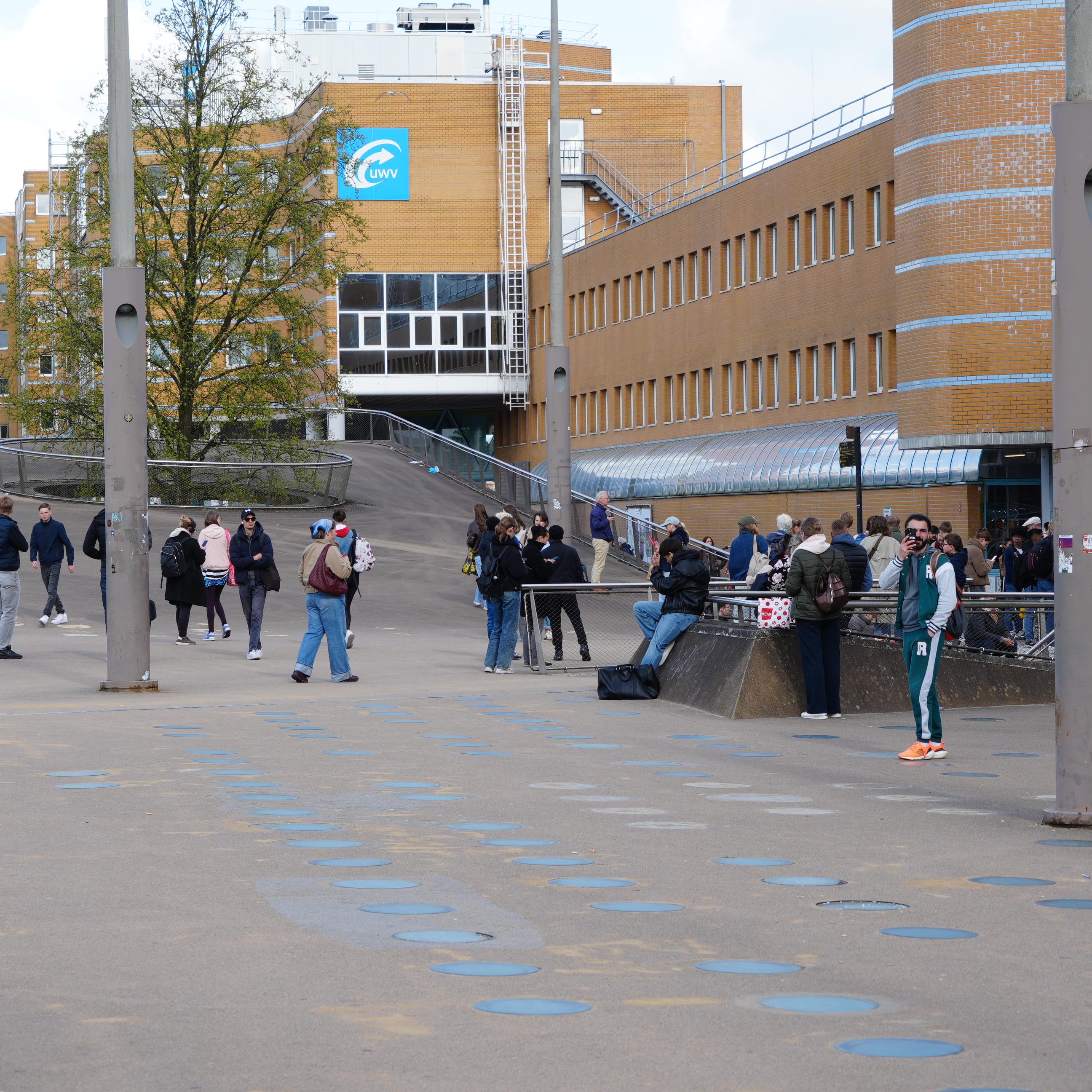 Weghens een brandalarm wordt het station in Groningen ontruimd.