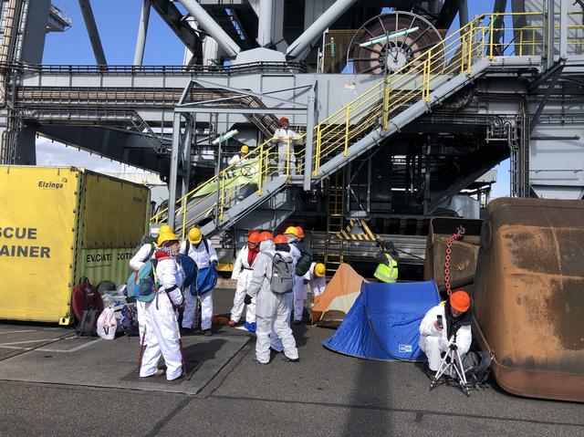Zo'n 30 activisten zijn over het hek gegaan.
