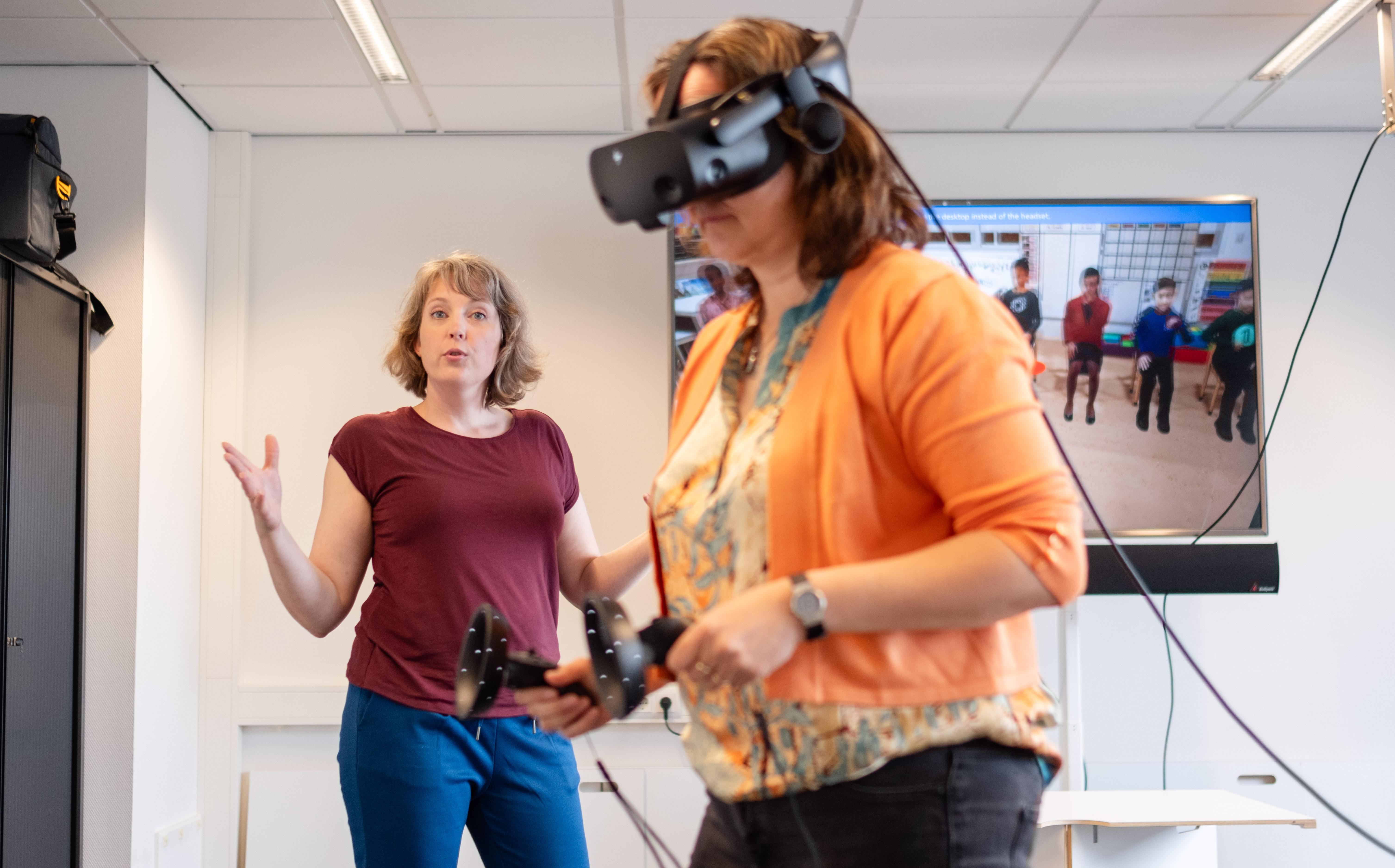 Jolien Mouw (links) en Marjon Fokkens-Bruinsma (rechts) laten zien hoe de virtual reality klas eruitziet. 