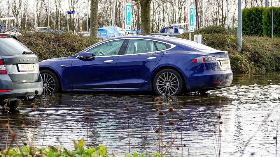 Een Tesla in het water in Medemblik.