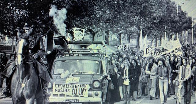 De demonstranten op 1 november 1975 onderweg naar het Binnenhof. 