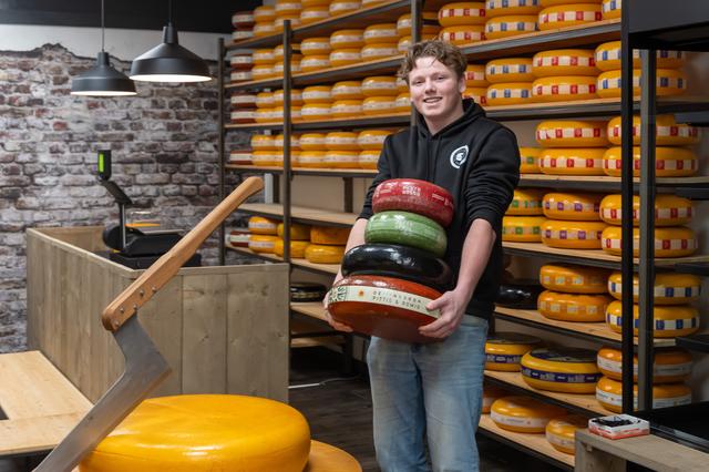 Sven was vorige week nog druk met de inrichting van zijn winkel.
