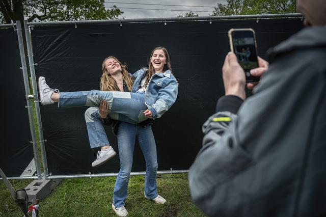 Na afloop van haar optreden wil haar publiek met ANIQUE op de foto. 