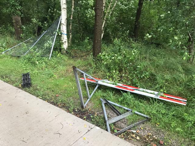 De hekken zijn opgetild en in de bossen gegooid. Een van de hekken hangt nog aan het slot aan een boom