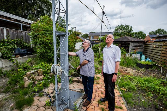 Evert Bos (links) en Jan van Muijlwijk bij de mast die tot 18 meter kan worden uitgeschoven