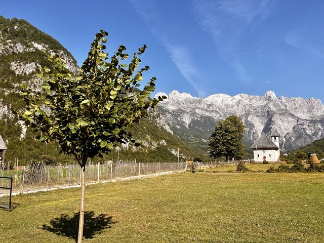 Het dorpje Theth heeft een kerk, meerdere restaurants en vooral guesthouses. 
