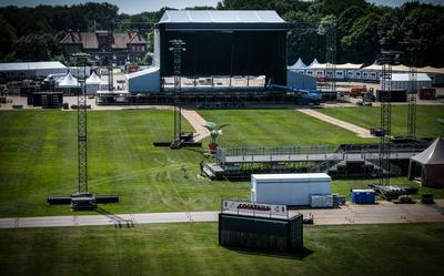 Het grote podium staat pal voor restaurant Ni Hao. Het blijft voor alle drie de evenementen op zijn plek staan. Tussendoor worden wel wat aanpassingen gedaan. 