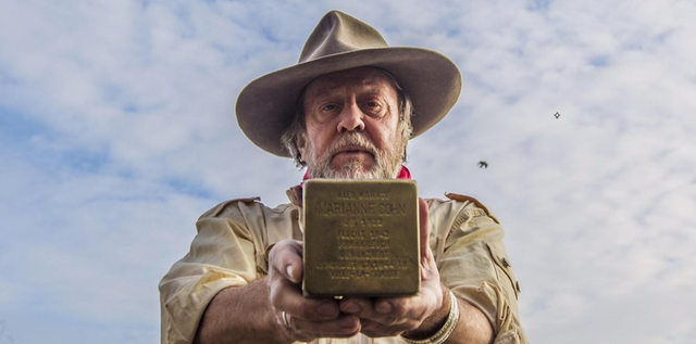 Gunter Demnig is de bedenker van struikelstenen.