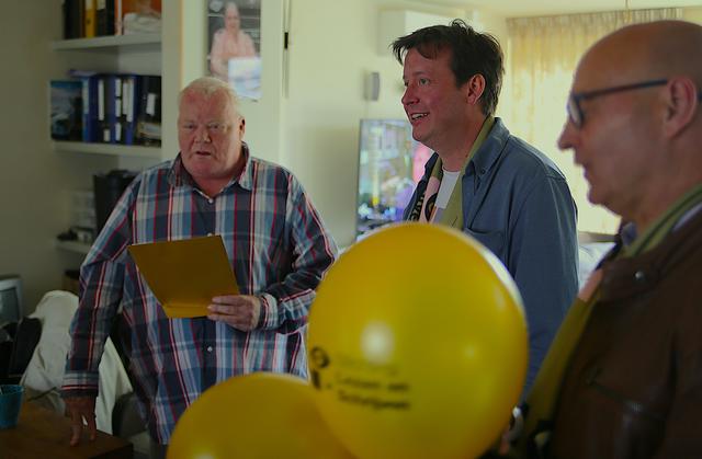 Henry was verrast door het bezoek van Steven Kazàn en Michel Have (rechts) van Stichting Lezen en Schrijven.