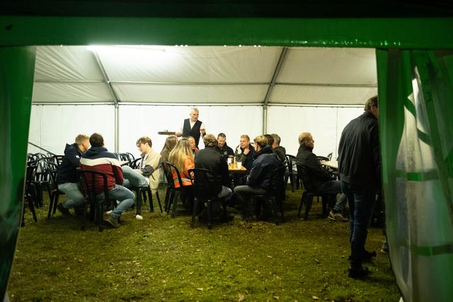 Paardenkopers drinken koffie op de Zuidlaardermarkt.