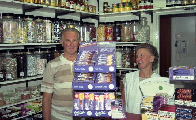 Lambert en Marchien Rosies in hun legendarische snoepwinkel in Emmen.
