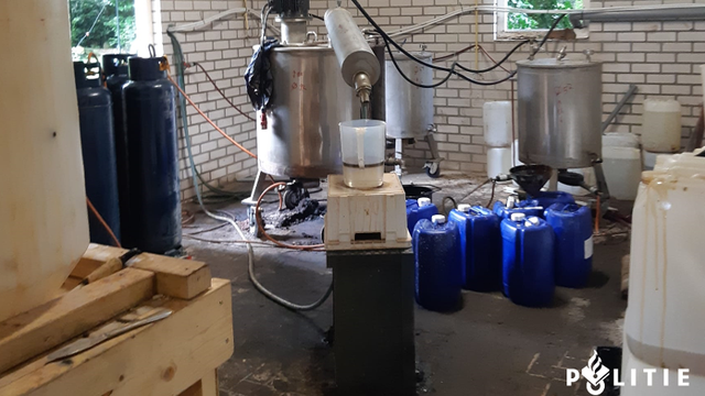 Ketels en vaten in het drugslab in Dalen. Foto: politie. 