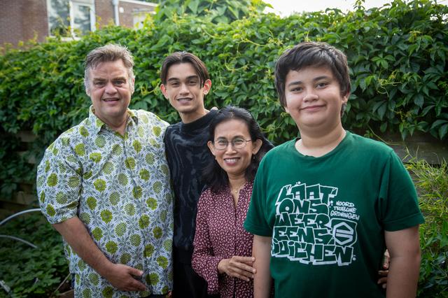 Bennie, Kevin, Siti en Bram in hun tuin in Hoogezand.