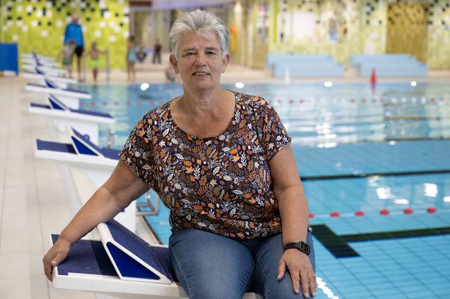 Badjuf Erna bij het bad in Emmen. ,,Ik ben 65 jaar en werk nu 45 jaar. Op een gegeven moment is het mooi geweest.''