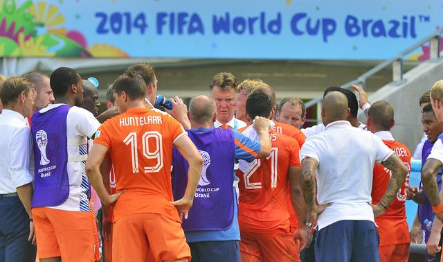 Bondscoach Louis van Gaal instrueert zijn spelers tijdens een drinkpauze in de wedstrijd Nederland-Mexico op het WK 2014. 