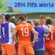 Bondscoach Louis van Gaal instrueert zijn spelers tijdens een drinkpauze in de wedstrijd Nederland-Mexico op het WK 2014. 