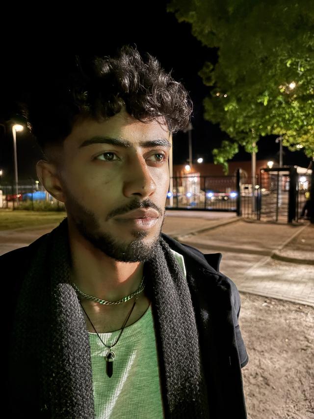Anas kiest ervoor om vrijdagnacht niet naar de noodopvang in Stadskanaal te gaan, maar om buiten te slapen voor het aanmeldcentrum.