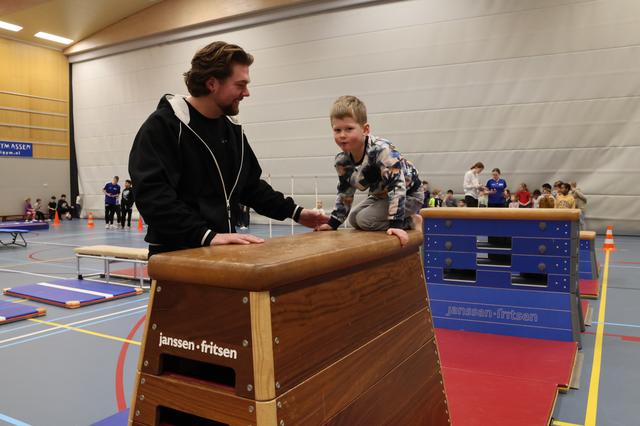 Iedere dinsdagmiddag kunnen kinderen uit de wijken Pittelo en Larix gratis terecht in de Pittelohal voor sport en spel. Een activiteit van Vaart Welzijn.