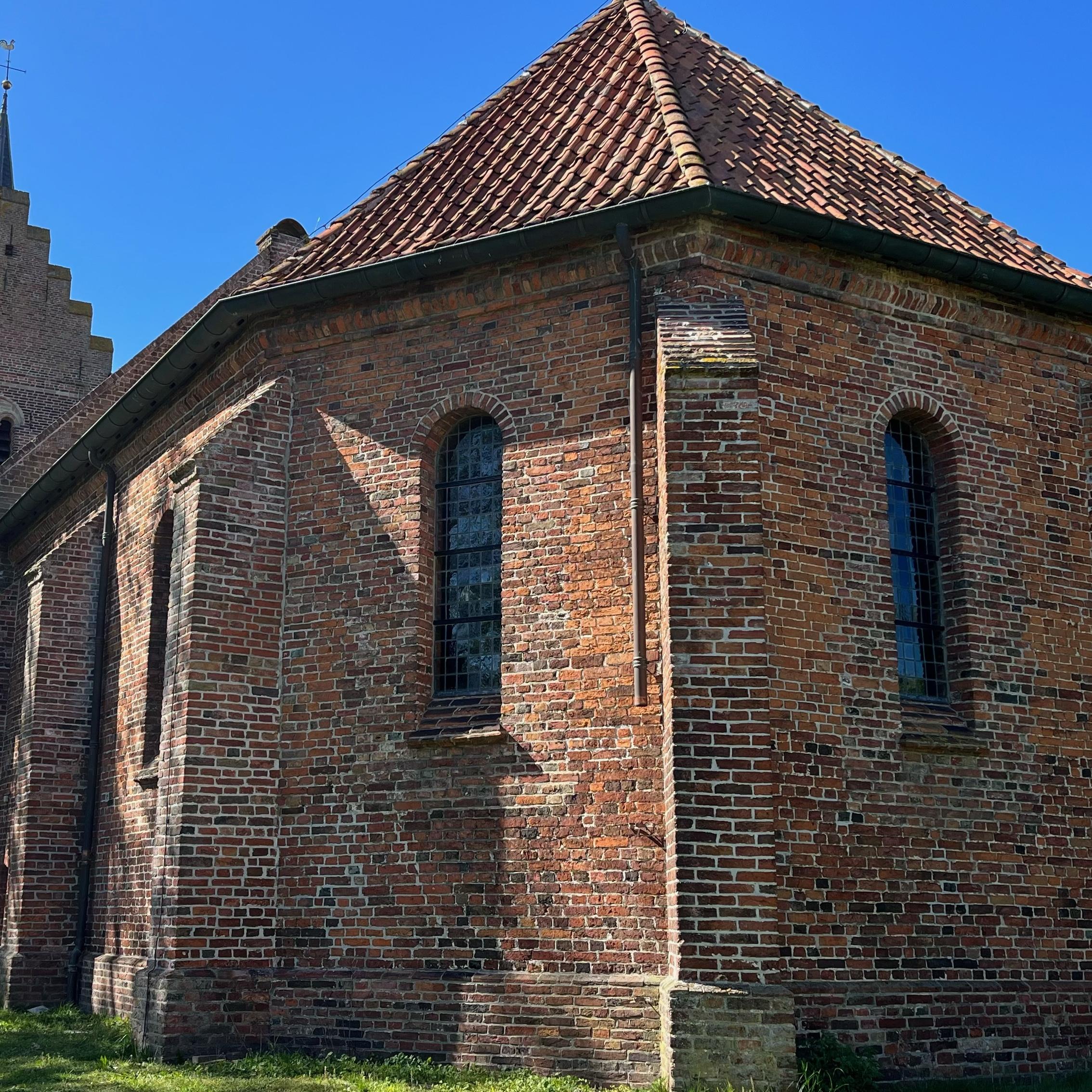 Bij de Magnuskerk in Anloo zijn koperen regenpijpen gestolen. 