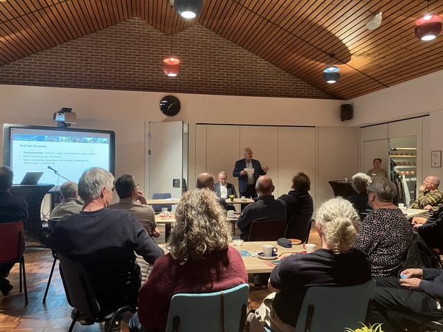 Burgemeester Jan Zwiers praat inwoners van Hooghalen bij.