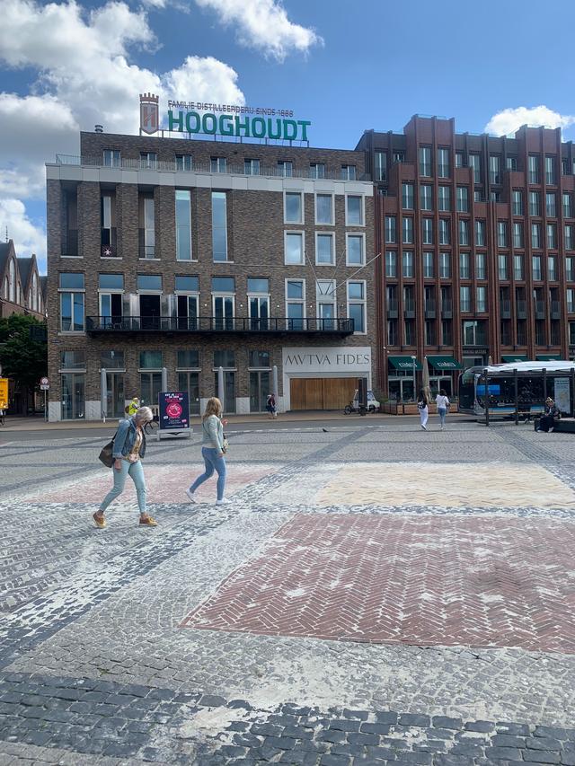 Rode, gele of grijze stenen sieren straks de Grote Markt.