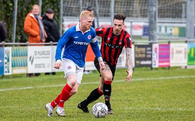 Arco Bartelsman (links), de aanvoerder van GVAV Rapiditas, hier in duel met WVV'er Melvin Ubels. 