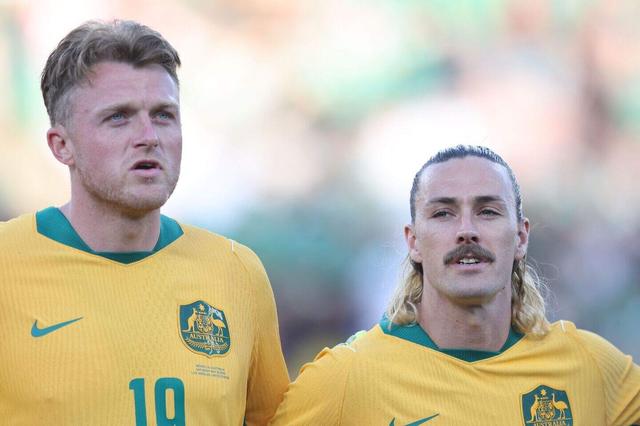 Australisch aanvoerder Jackson Irvine (rechts). 