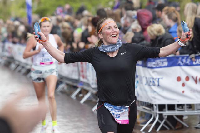 Euforie bij een van de lopers bij de finish. 