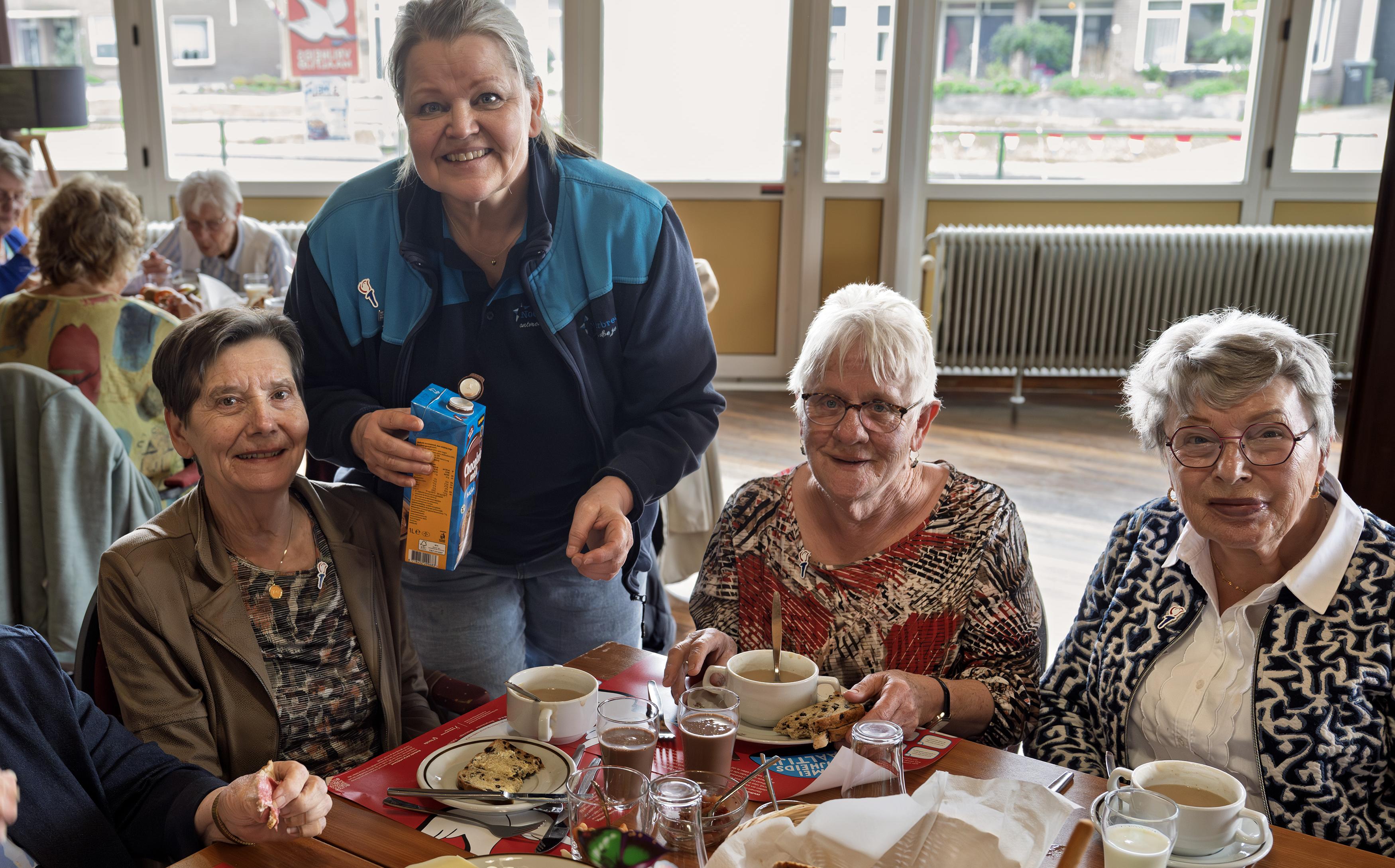 Fetsje, Joke en Jannie aan de vrijheidssoep in Klazienaveen. Beheerder Anja Bijen van de Noorderbreedte schenkt drinken in. 