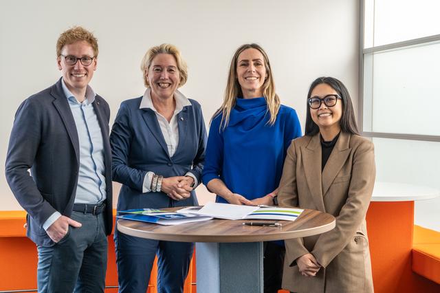 Wethouder Annalies Usmany (2e van links) samen met architecten Maurice Korenblik, Saartje van der Made en Kathleen Cayetano.
