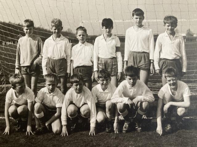 Voetbalclub Fortitudo uit Emmen. Henk Reuvers onderste rij, derde van links. Helemaal links onder Hans Robben, de vader van Arjen Robben. 