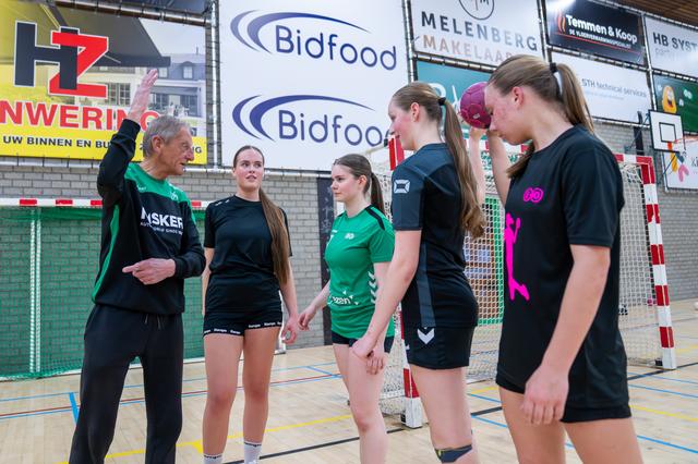 Harrie Weerman wil de tienermeiden bij handbalclub E&O op een hoger niveau brengen.