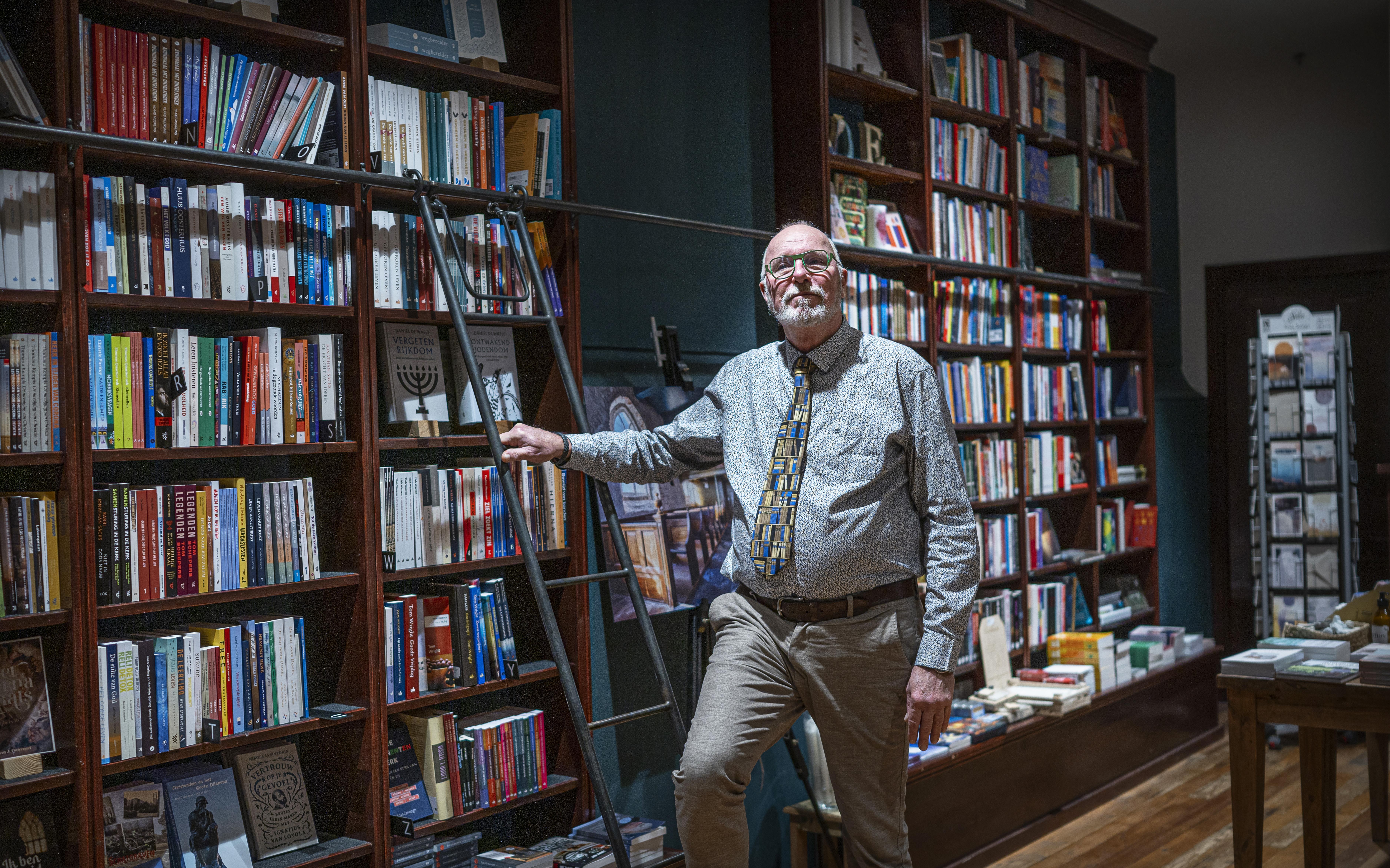Jan Riemer, van boekhandel Riemer in de Nieuwe Ebbingestraat, is al vijftig jaar boekverkoper.