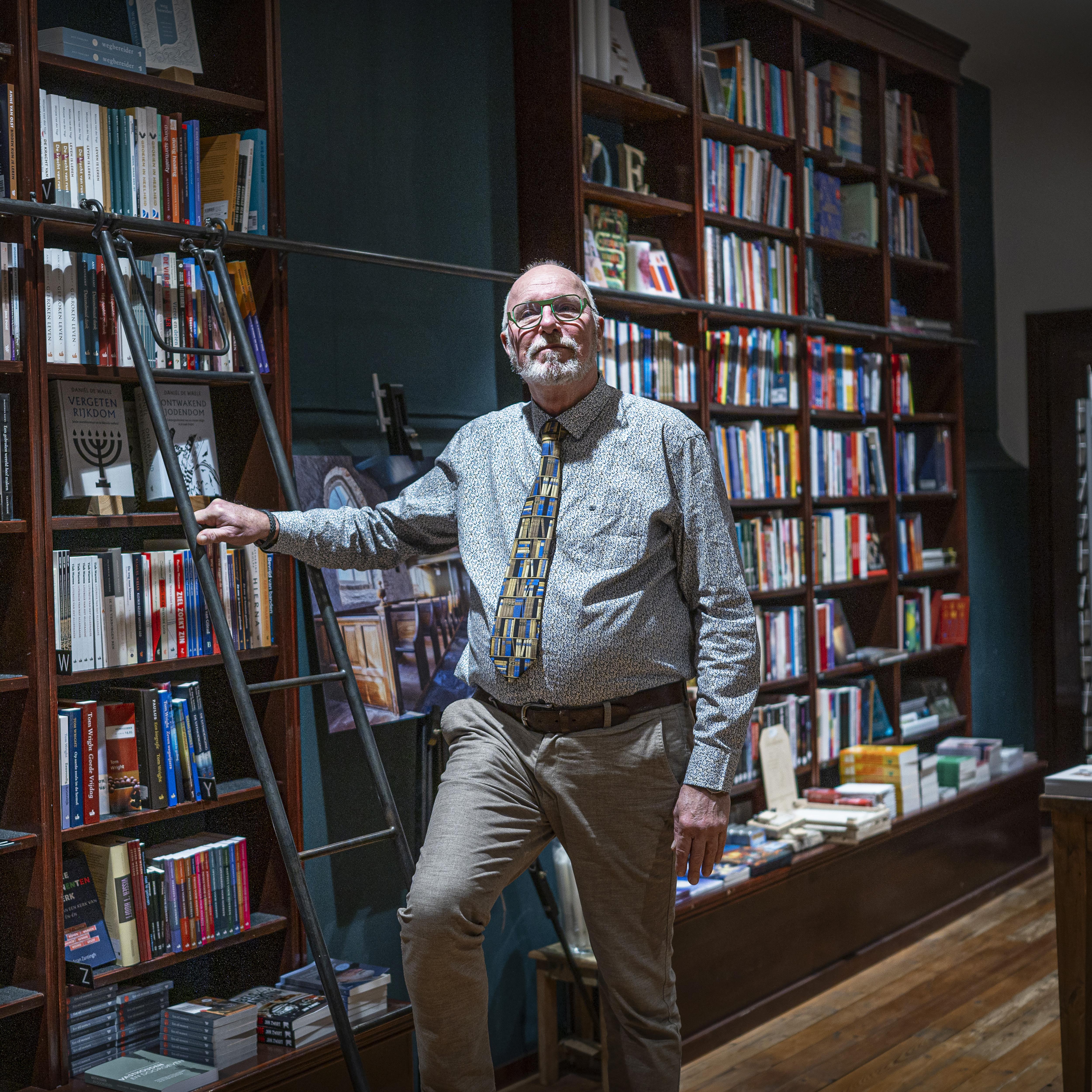Jan Riemer, van boekhandel Riemer in de Nieuwe Ebbingestraat, is al vijftig jaar boekverkoper.