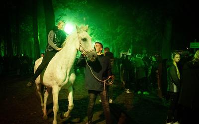 Een meisje rijdt over de net geopende Zuidlaardermarkt.