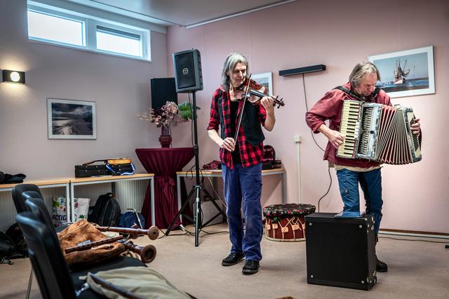 Marius Greiner en Geert Ridderbos (rechts) zijn aan het repeteren voorafgaand aan een optreden in dorpshuis Agricola in Baflo. 