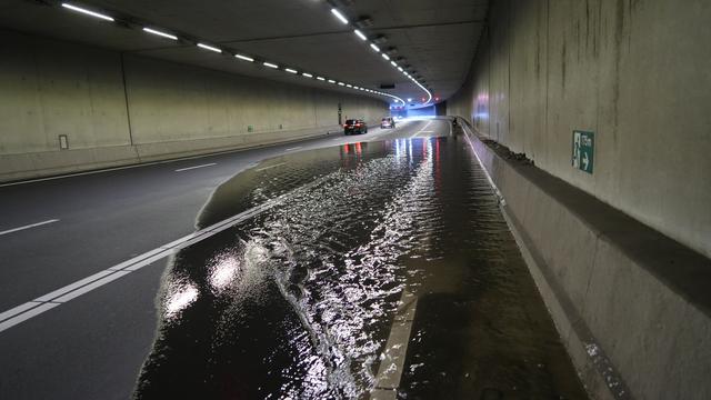 Het regenwater stroomde zondagavond niet weg. Rijkswaterstaat moest tijdelijk enkele rijstroken afsluiten.