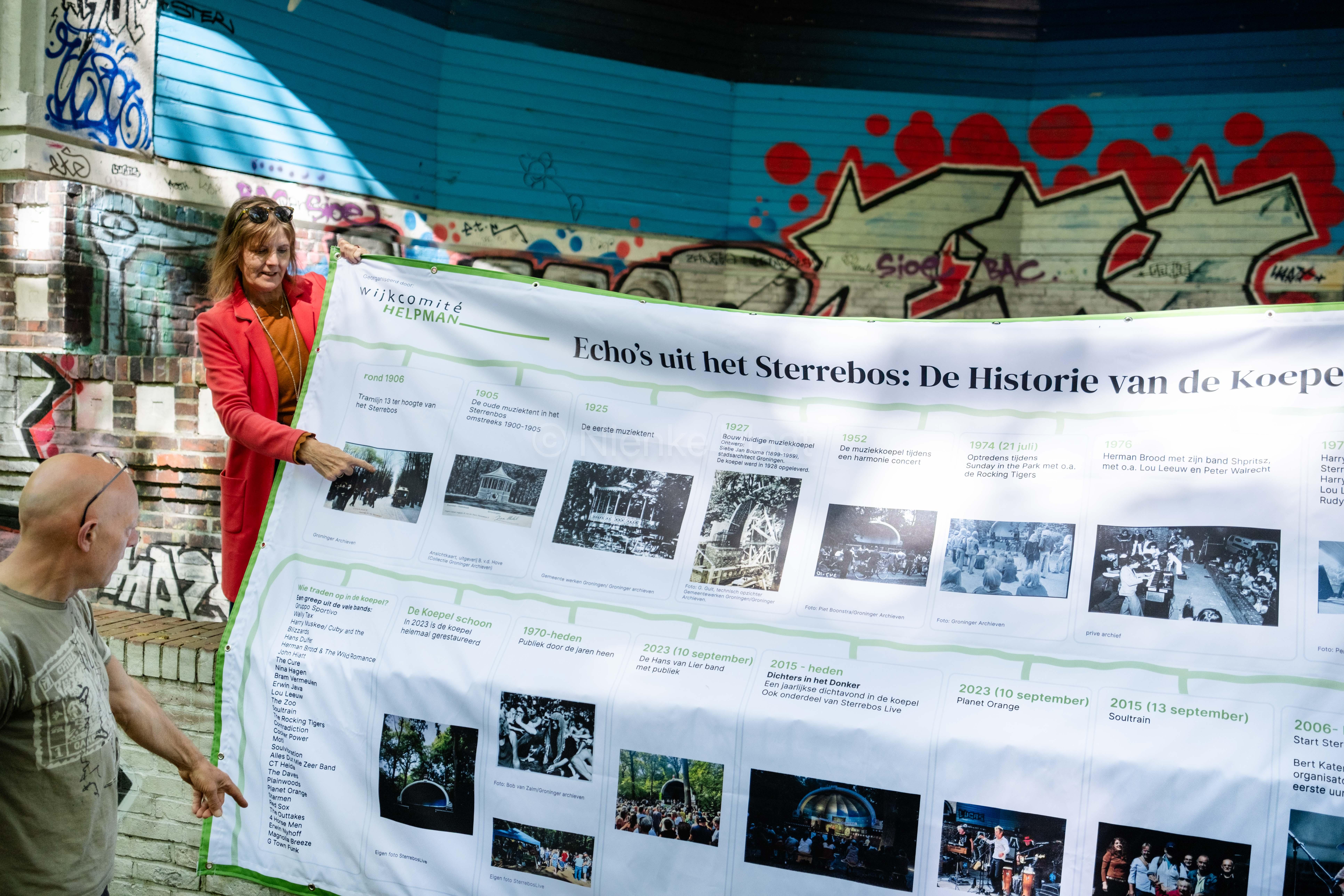 Het voor de 20ste concertreeks gemaakte spandoek wordt uitgevouwen in de koepel.