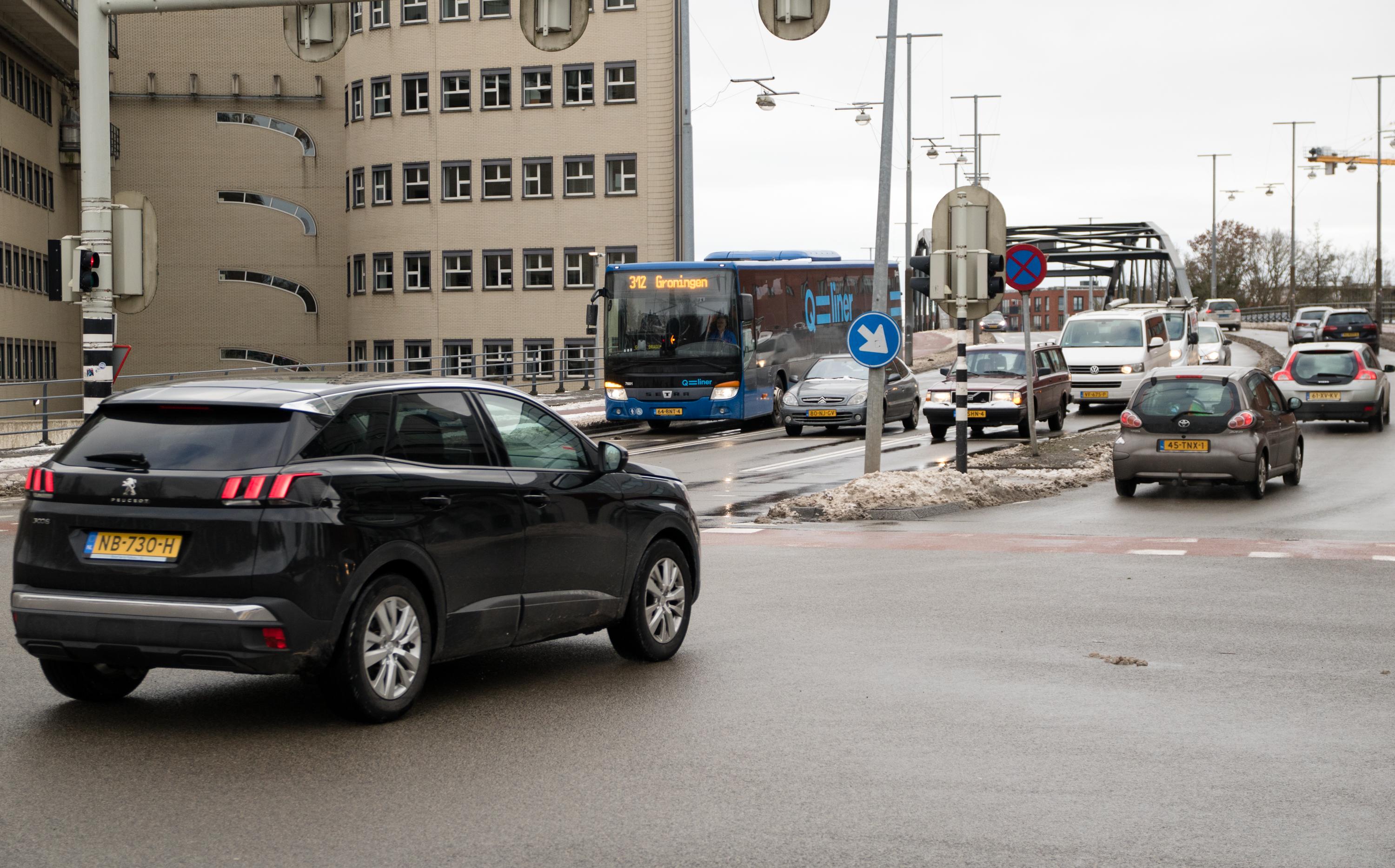 Verkeer in de buurt van de Stationweg, waar mogelijk een knip komt om doorgaan verkeer langs de binnenstad te voorkomen.