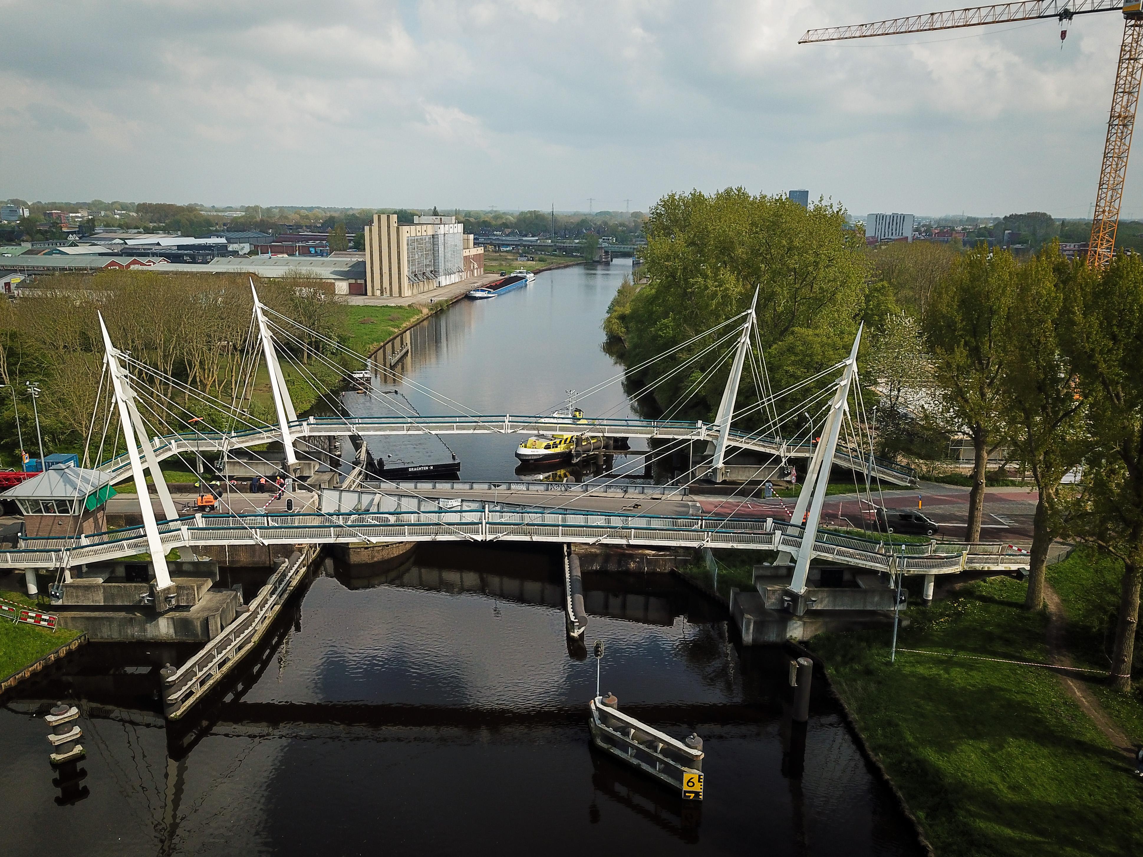 De Gerrit Krolbrug is vrijdagnacht geraakt door een schip en flink beschadigd.