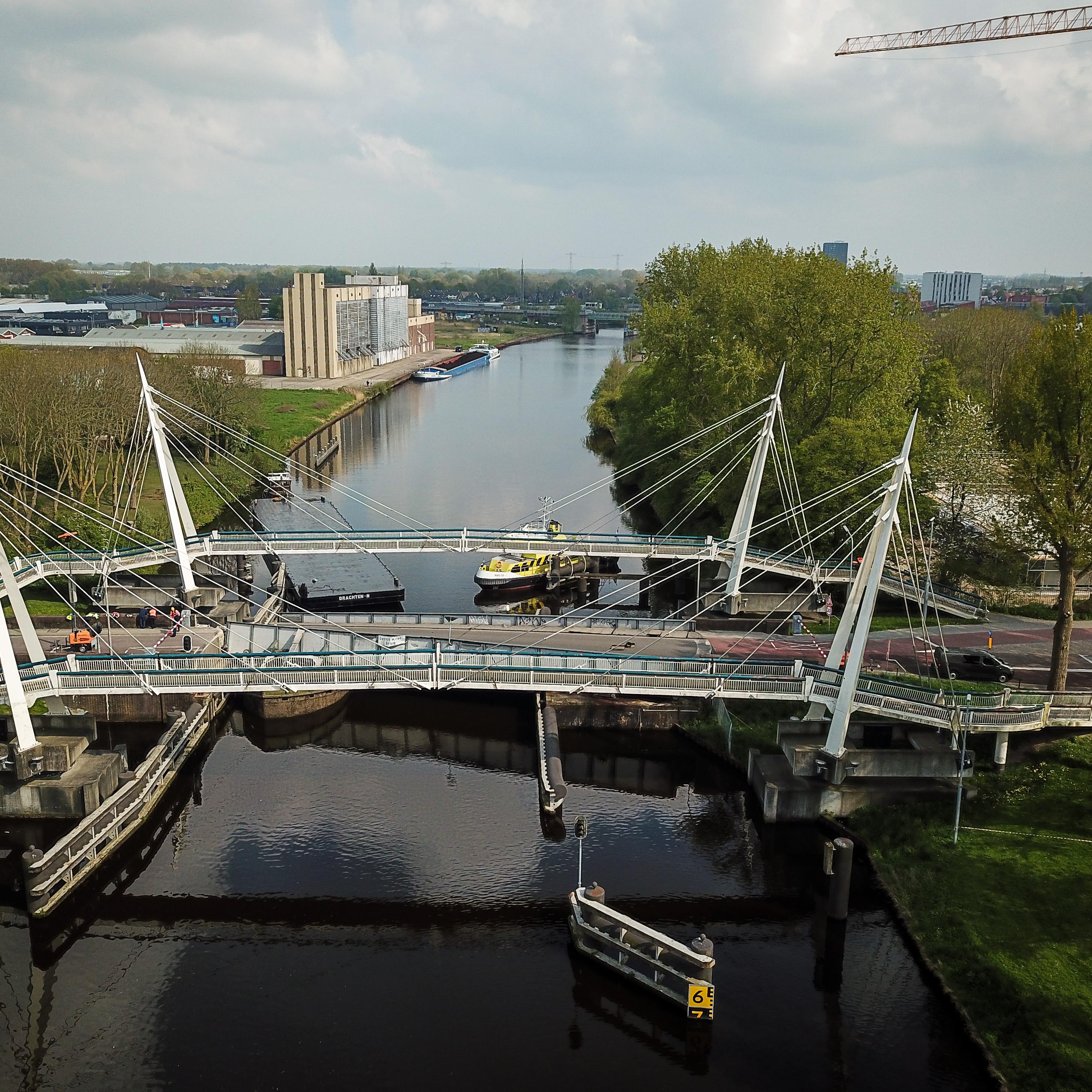 De Gerrit Krolbrug is vrijdagnacht geraakt door een schip en flink beschadigd.