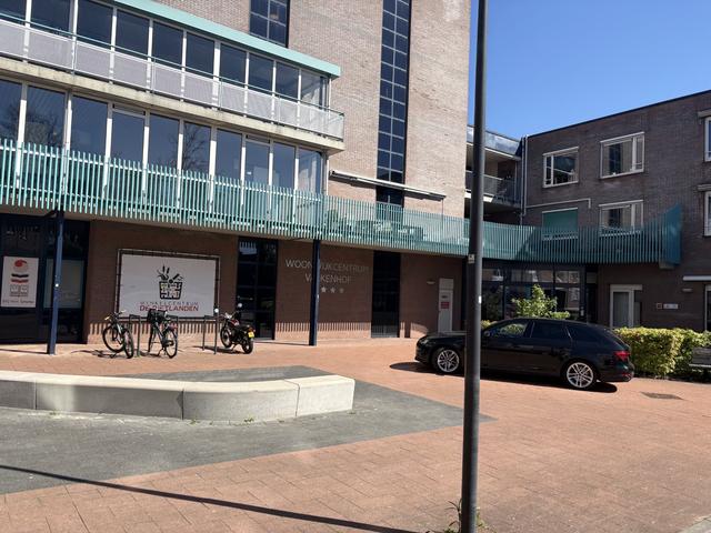 In De Valkenhof wonen mensen, maar kunnen mensen ook terecht voor een maaltijd en andere activiteiten.