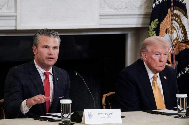 De Amerikaanse minister van Defensie, Pete Hegseth (links) en president Donald Trump.