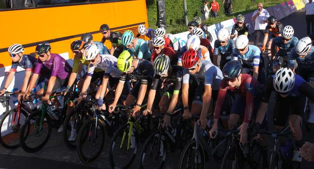 De Ronde van Peize ging vrijdagavond wel door. Aan de start een klein peloton van 29 deelnemers.