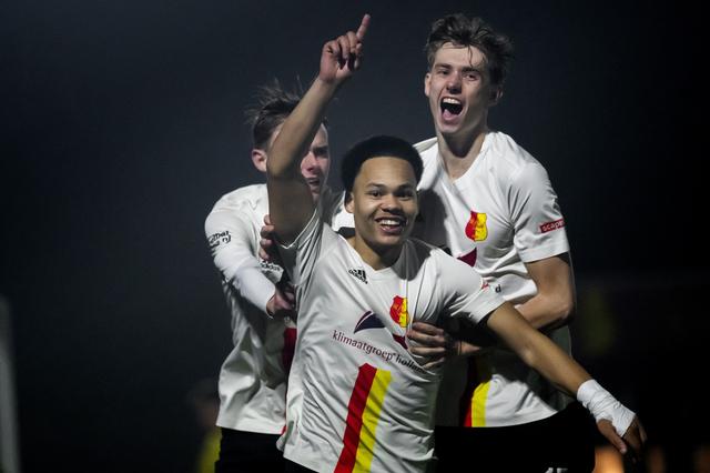 Patrick Helbig (midden) wordt na zijn  openingstreffer besprongen door teamgenoten.