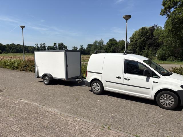 De auto van de verdachten met de aanhanger staat geparkeerd naast de kerk.