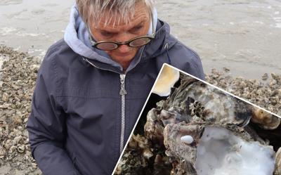 De schoonmoeder van Merijn, Annelies, met haar vondst op het strand bij Lauwersoog.
