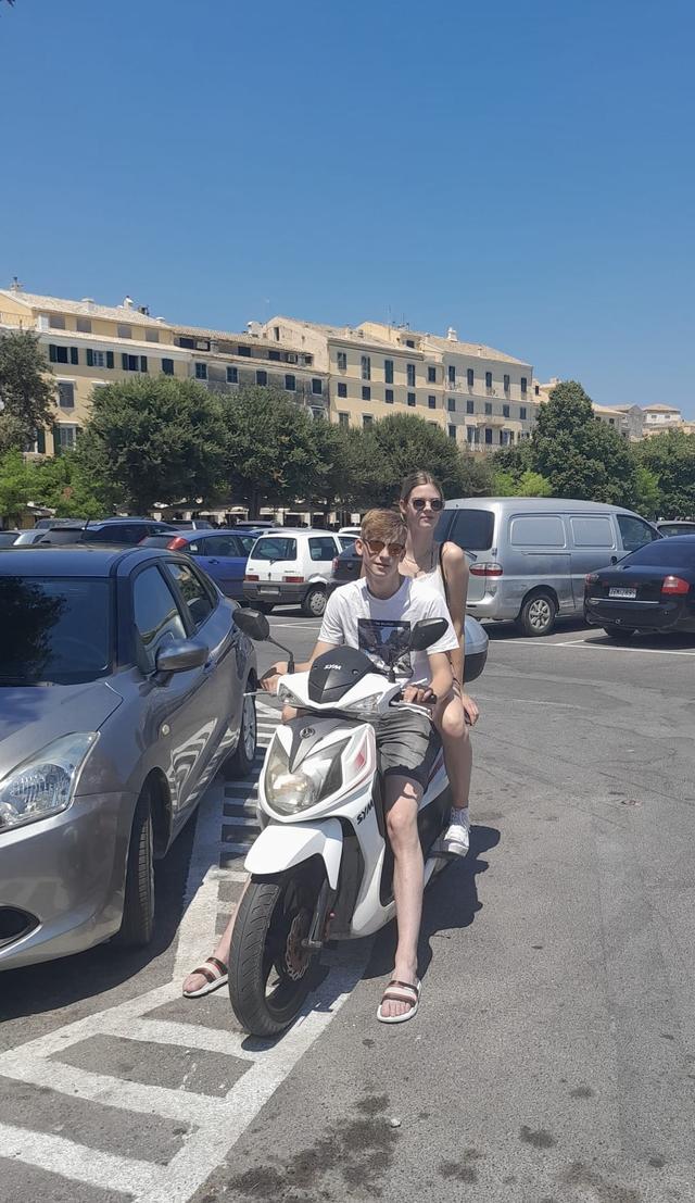 Diëm met zus Romee achterop tijdens een gezinsvakantie op Corfu.